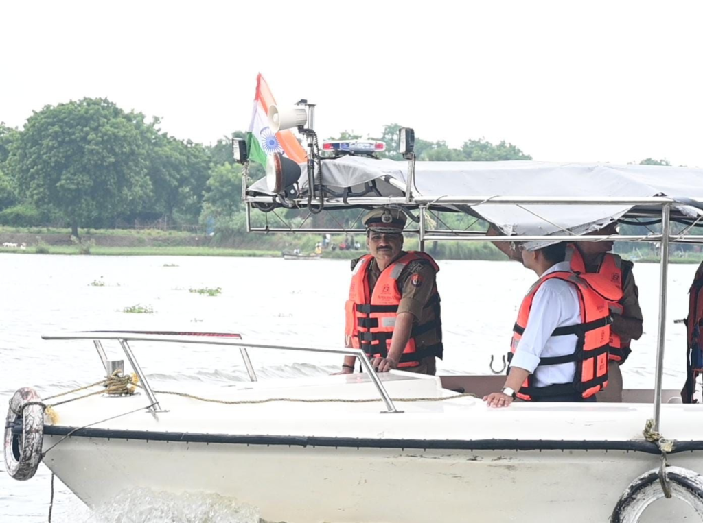 वाराणसी में गंगा का रौद्र रूप! बढ़ते जलस्तर के बीच कमिश्नर-डीएम ने संभाली कमान, मोटर बोट से बाढ़ प्रभावित इलाकों का लिया जायजा
