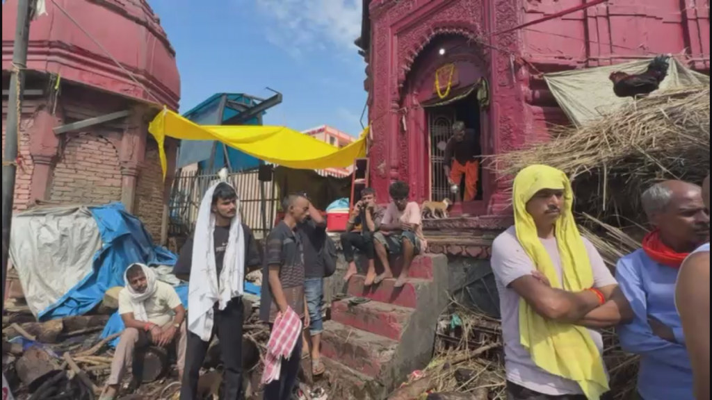 दिल्ली हादसे में चंदौली के अभिषेक की मौत: मणिकर्णिका घाट पर पिता ने दी मुखाग्नि, बोले- बेटे का कारोबार शुरू करने का सपना टूट गया