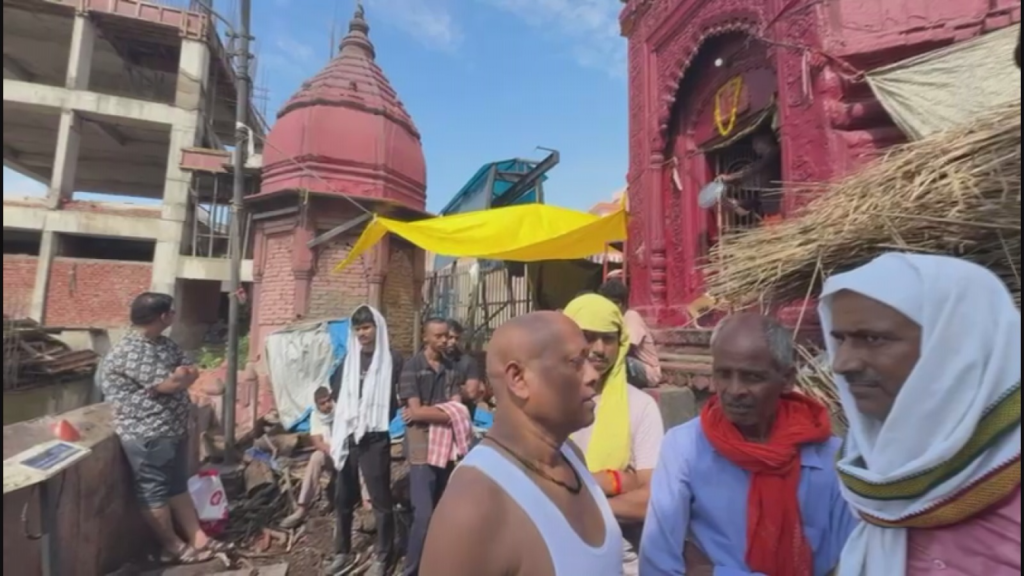 दिल्ली हादसे में चंदौली के अभिषेक की मौत: मणिकर्णिका घाट पर पिता ने दी मुखाग्नि, बोले- बेटे का कारोबार शुरू करने का सपना टूट गया
