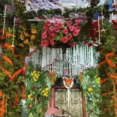 51 क्विंटल फूलों से सजा बाबा काल भैरव का दरबार, 112 साल पुरानी परंपरा में समृद्धि भैरव के रूप में हुए दर्शन