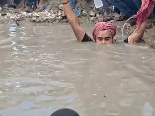 गड्ढे में उतरकर युवक ने किया प्रदर्शन, रस्सी से पकड़े रहे लोग: सूजाबाद में 2 महीने से खुला पड़ा 18 फीट गहरा गड्ढा; 7 दिन में समाधान नहीं तो आंदोलन