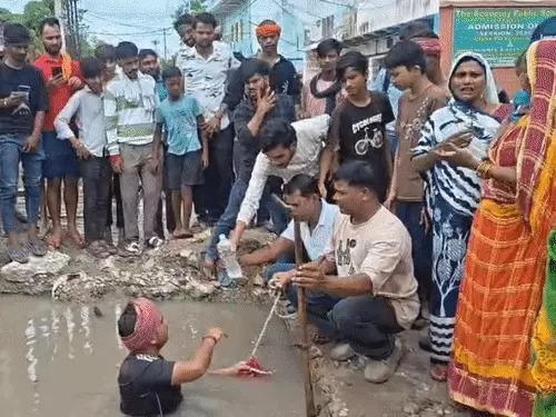 गड्ढे में उतरकर युवक ने किया प्रदर्शन, रस्सी से पकड़े रहे लोग: सूजाबाद में 2 महीने से खुला पड़ा 18 फीट गहरा गड्ढा; 7 दिन में समाधान नहीं तो आंदोलन