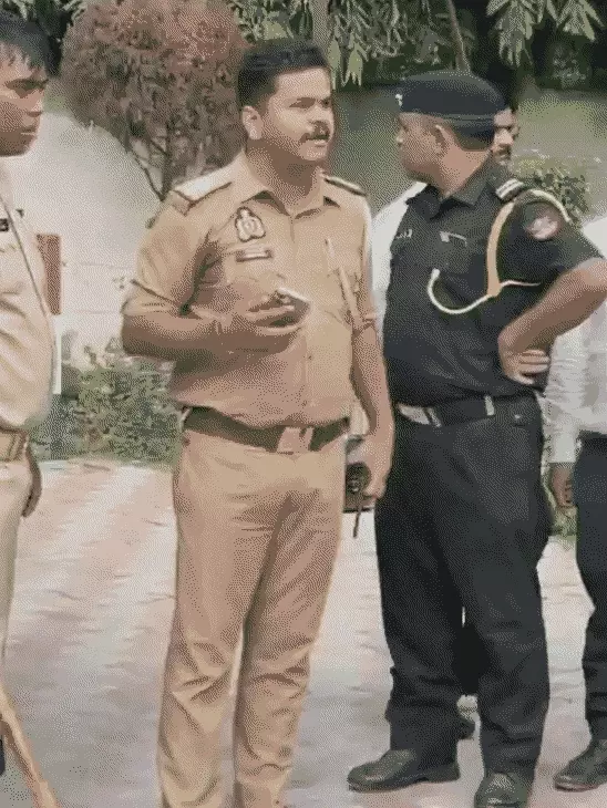गोरखपुर यूनिवर्सिटी में छात्रों के प्रदर्शन पर भड़के दरोगा: उंगली दिखाकर दी फोर्स बुलाने की चेतावनी; प्रॉक्टर से धक्का-मुक्की के बाद बिगड़ा माहौल