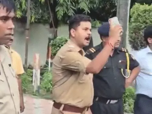 गोरखपुर यूनिवर्सिटी में छात्रों के प्रदर्शन पर भड़के दरोगा: उंगली दिखाकर दी फोर्स बुलाने की चेतावनी; प्रॉक्टर से धक्का-मुक्की के बाद बिगड़ा माहौल