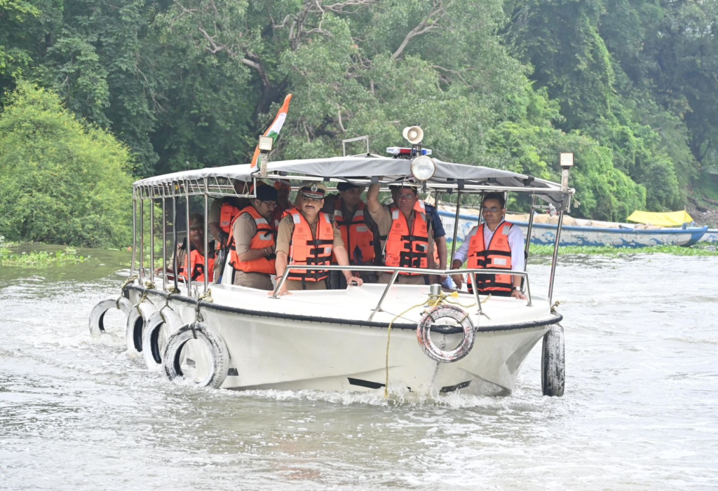वाराणसी में गंगा का रौद्र रूप! बढ़ते जलस्तर के बीच कमिश्नर-डीएम ने संभाली कमान, मोटर बोट से बाढ़ प्रभावित इलाकों का लिया जायजा