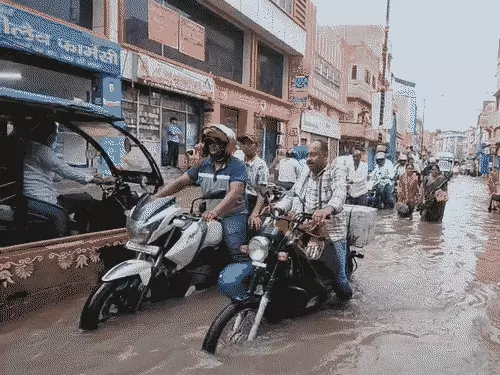 पोषण माह के मंच से निकला सीएम का काफिला, बाहर जलभराव में फंसीं आंगनबाड़ी कार्यकर्ता