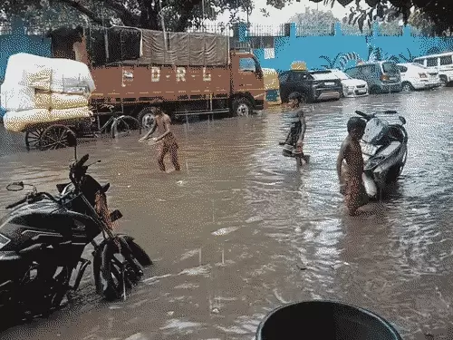 पोषण माह के मंच से निकला सीएम का काफिला, बाहर जलभराव में फंसीं आंगनबाड़ी कार्यकर्ता
