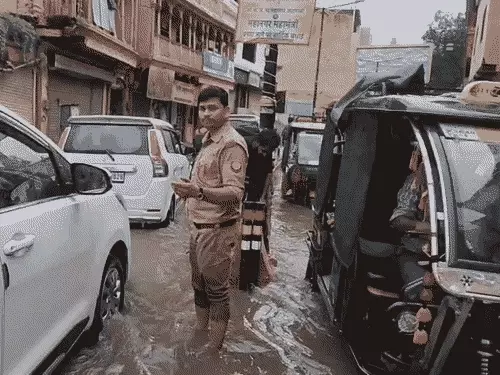 पोषण माह के मंच से निकला सीएम का काफिला, बाहर जलभराव में फंसीं आंगनबाड़ी कार्यकर्ता