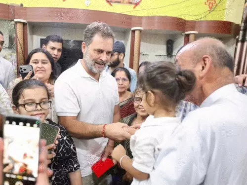 रायबरेली की बदहाल सड़कों पर राहुल गांधी ने अधिकारियों से मांगा जवाब, मोबाइल में दिखाए गड्ढों के फोटो