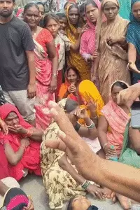वाराणसी में दर्दनाक हादसा: स्कूल जा रही 16 वर्षीय छात्रा को मिनी डंपर ने कुचला, मौके पर मौत; ग्रामीणों ने लगाया जाम