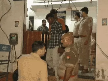कैंट स्टेशन के सामने गेस्ट हाउस में देर रात छापा, 8 गिरफ्तार; ‘स्पेशल सर्विस’ की सूचना पर पुलिस की कार्रवाई