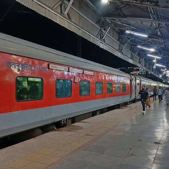 शिवगंगा और सुपरफास्ट रद्द, बनारस स्टेशन पर रात गुजारने को मजबूर हुए 100 यात्री