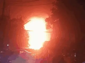 वाराणसी में गैस सिलेंडर ब्लास्ट से मची अफरातफरी, 10-15 मिनट के अंतराल पर फटे तीन सिलेंडर