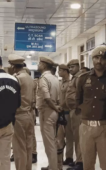 वाराणसी में क्राइम टीम पर फायरिंग, सिपाही अमित शुक्ला को लगी गोली; BHU ट्रॉमा सेंटर में भर्ती