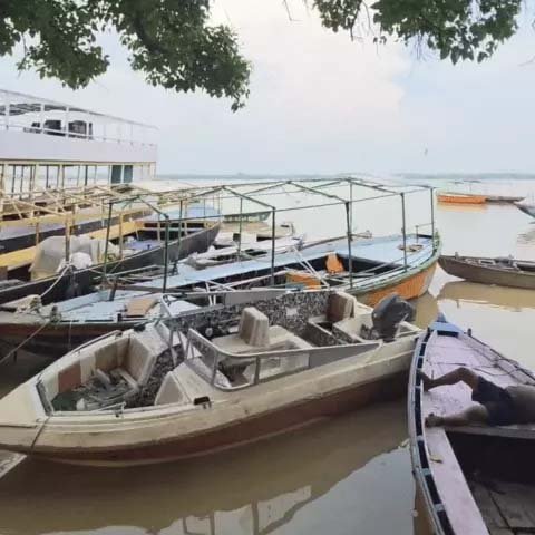 वाराणसी में फिर बढ़ा गंगा का जलस्तर, 84 घाटों का संपर्क पहले से टूटा; पिंडदान के लिए जगह की कमी