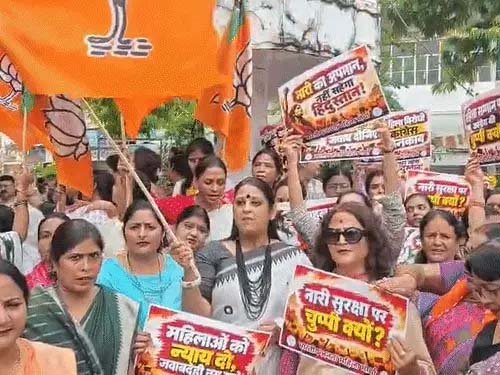 वाराणसी में राहुल गांधी के खिलाफ भाजपा महिला मोर्चा का प्रदर्शन, कार्रवाई की उठाई मांग