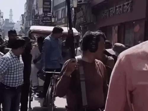 काशी की गलियों में पत्नी संग घूमे मनोज तिवारी, दुकान पर खुद छानी जलेबी