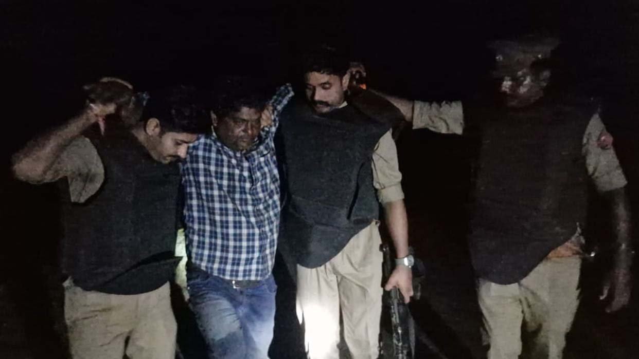 आजमगढ़ में पुलिस मुठभेड़, नौ मुकदमों में वांछित आरोपी के पैर में लगी गोली