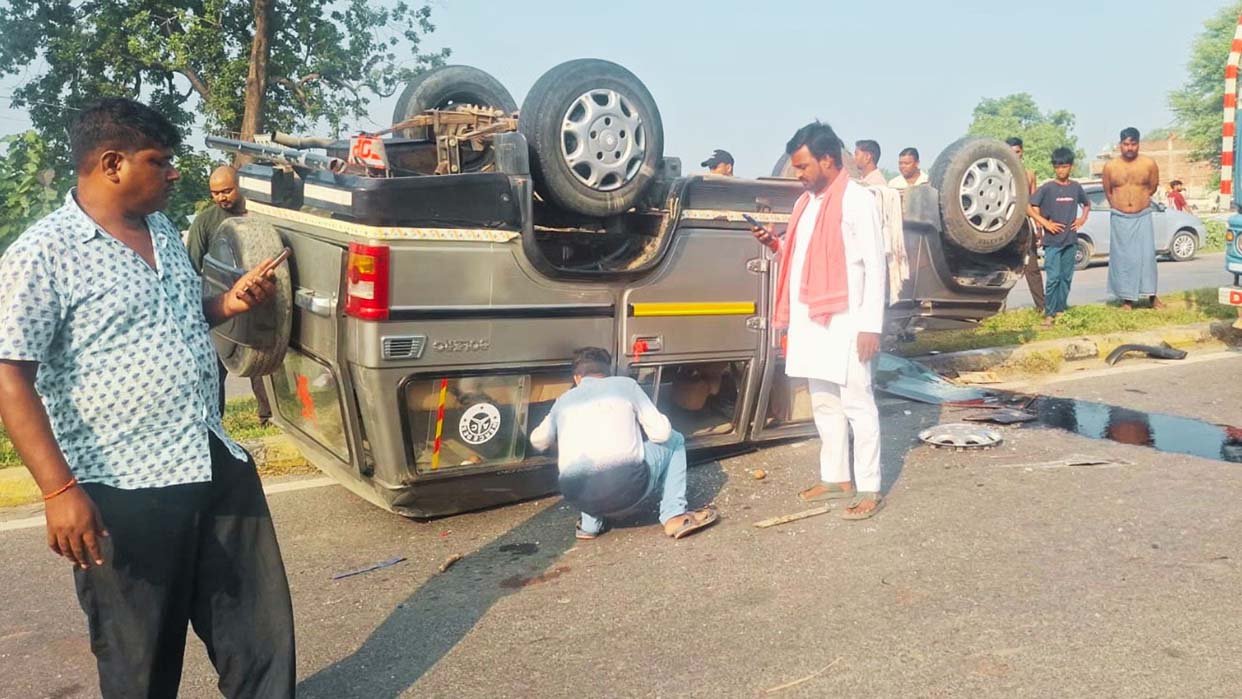 मिर्जापुर में टोटो को बचाने में पलटी दर्शनार्थियों से भरी बोलेरो, 10 लोग घायल