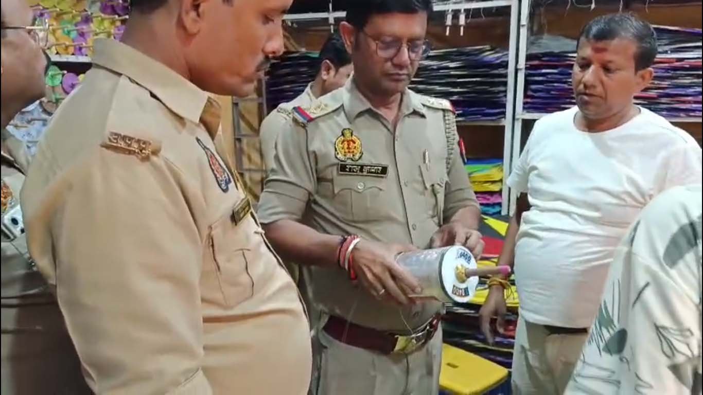 सुनील गुजराती की मौत के बाद एक्शन में पुलिस, वाराणसी में 56 किलो चीनी मांझा बरामद; दुकानदार गिरफ्तार