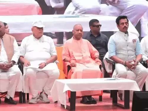 योगी का कांग्रेस और सपा पर हमला, बोले- किसानों का पैसा हड़पने वालों को जनता ने सिखाया सबक