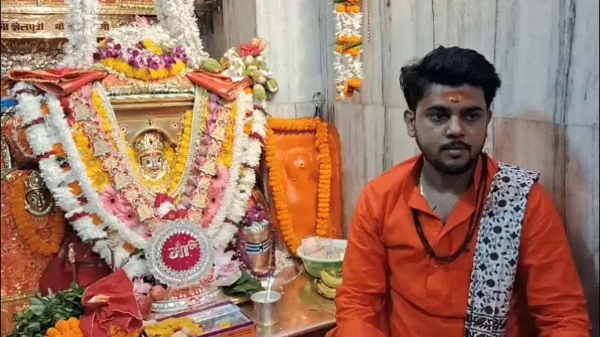 शारदीय नवरात्रि के तीसरे दिन वाराणसी में मां चंद्रघंटा के दर्शन को उमड़ी भीड़, ब्रह्म मुहूर्त से लगीं लंबी कतारें