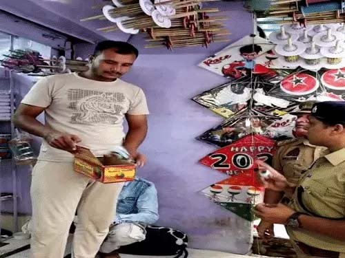 वाराणसी में चाइनीज मांझे के खिलाफ पुलिस का बड़ा अभियान, 9 गिरफ्तार; 137 किलो से अधिक प्रतिबंधित मांझा बरामद