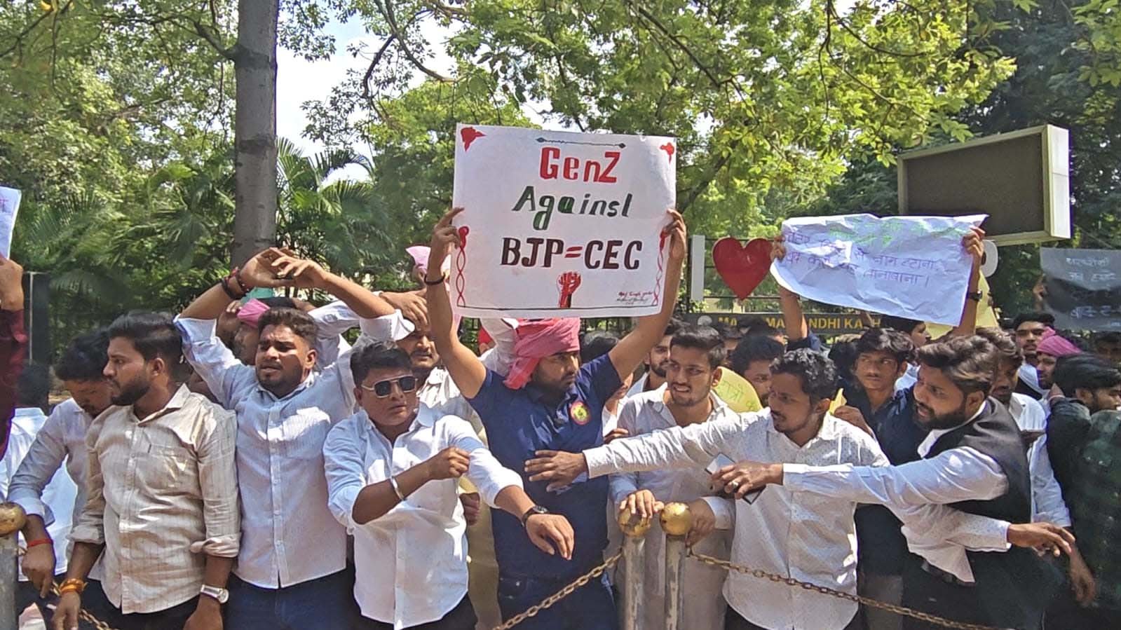 वाराणसी में छात्रों का प्रदर्शन: ज्ञानेश कुमार के इस्तीफे की मांग, पुलिस से झड़प; छात्रसंघ चुनाव कराने की उठाई आवाज