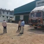 वाराणसी में तेज रफ्तार डीसीएम की टक्कर से कंटेनर चालक की मौत, खलासी घायल