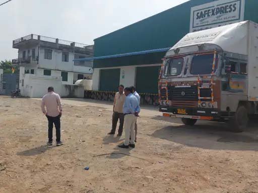 वाराणसी में तेज रफ्तार डीसीएम की टक्कर से कंटेनर चालक की मौत, खलासी घायल