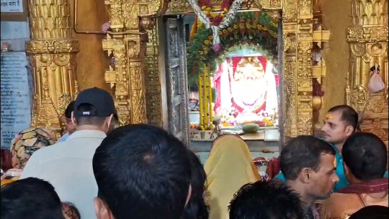 नवरात्र के चौथे दिन मां कूष्मांडा के दर्शन के लिए उमड़े श्रद्धालु, दुर्गाकुंड मंदिर में लगा भक्तों का तांता