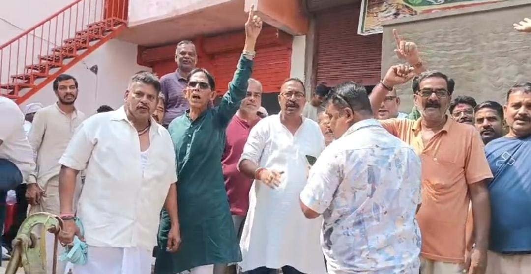 सोनारपुरा में शराब की नई दुकान खोलने का विरोध, सड़क पर उतरे स्थानीय लोग