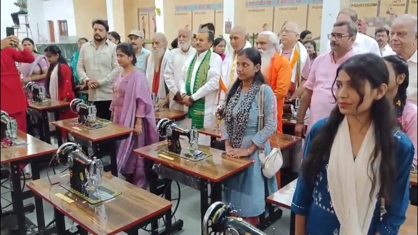 हुनर के सहारे आत्मनिर्भरता की ओर बढ़ीं बेटियां, सिलाई मशीन और लैपटॉप पाकर खिले चेहरे