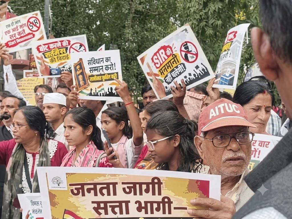वाराणसी में SIR के खिलाफ साझा संस्कृति मंच का प्रदर्शन, राष्ट्रपति के नाम DM को सौंपा 5 सूत्रीय ज्ञापन