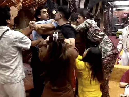 बिग बॉस 20 में नकुल ढुल और गुल्लू के बीच मारपीट, माही विज ने लगाई फटकार; घर से बेदखली के मिले संकेत