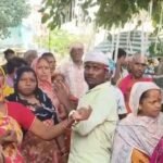 वाराणसी: दुर्गाकुंड में वेतन कटौती को लेकर सफाईकर्मियों का हंगामा, सुपरवाइजर और पार्षद आमने-सामने