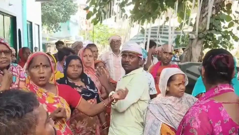 वाराणसी: दुर्गाकुंड में वेतन कटौती को लेकर सफाईकर्मियों का हंगामा, सुपरवाइजर और पार्षद आमने-सामने