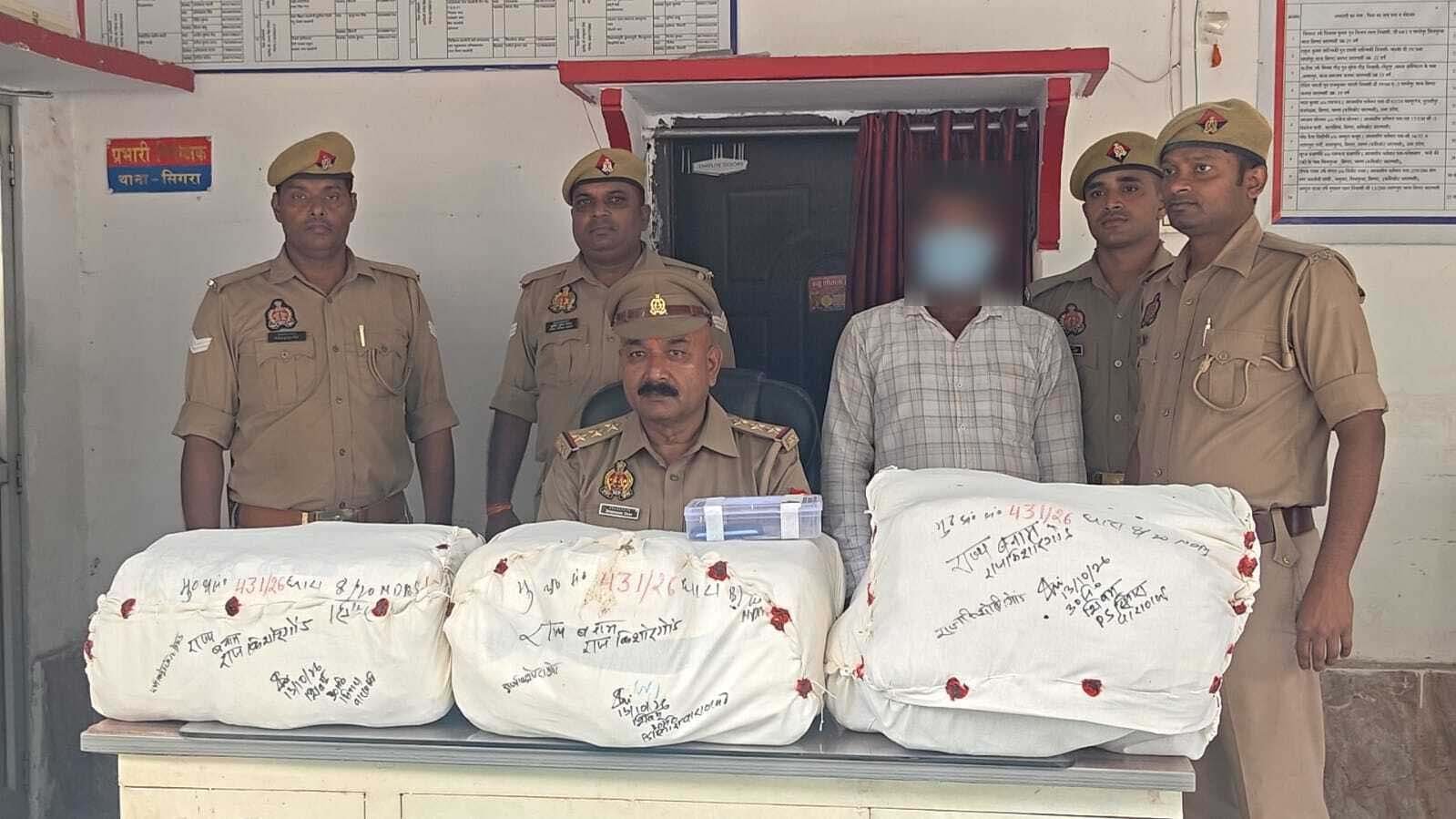 वाराणसी में गांजा तस्करी का भंडाफोड़, 31 किलो से अधिक गांजा बरामद; महिंद्रा वीरो जब्त