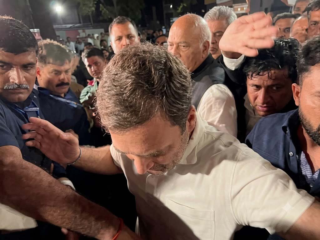 SIR विवाद पर सुप्रीम कोर्ट सख्त, राहुल गांधी-अखिलेश यादव समेत विपक्षी नेताओं को नोटिस; CJI बोले- न्यायपालिका को कोई डरा नहीं सकता