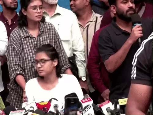 CJP-AISA की प्रेस कॉन्फ्रेंस में हंगामा, नेहा बोरा के खिलाफ लगे ‘बंद करो’ के नारे; प्रकाश राज बोले- हर जिले में बनाएंगे जंतर-मंतर