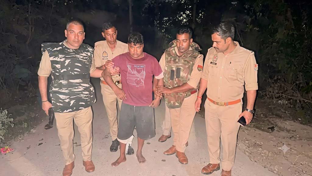 वाराणसी में अवैध पटाखा फैक्ट्री में विस्फोट, फरार आरोपी राजू खान मुठभेड़ के बाद गिरफ्तार
