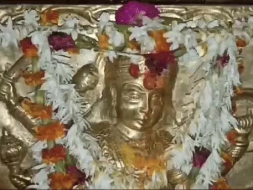 नवरात्रि के छठवें दिन मां कात्यायनी के दरबार में उमड़े श्रद्धालु, हल्दी चढ़ाने से पूरी होती है विवाह की मनोकामना