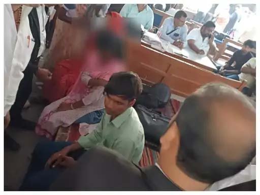 वाराणसी कचहरी में किशोरी संग शादी करने पहुंचा युवक, वकील से विवाद के बाद हिरासत में; दोनों पक्षों ने लगाए गंभीर आरोप