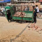 सीवर पाइपलाइन निर्माण ने बढ़ाई राहगीरों की मुश्किलें, रथयात्रा-महमूरगंज मार्ग पर लग रहा जाम
