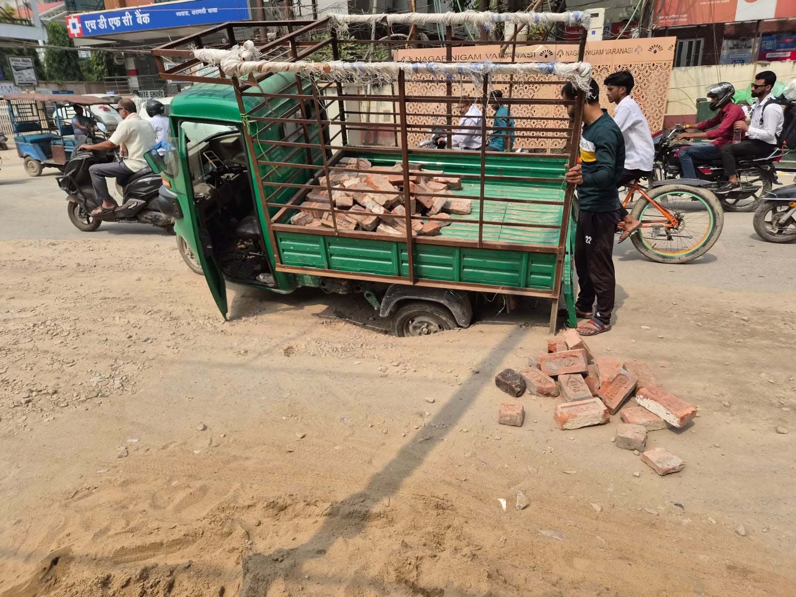 सीवर पाइपलाइन निर्माण ने बढ़ाई राहगीरों की मुश्किलें, रथयात्रा-महमूरगंज मार्ग पर लग रहा जाम
