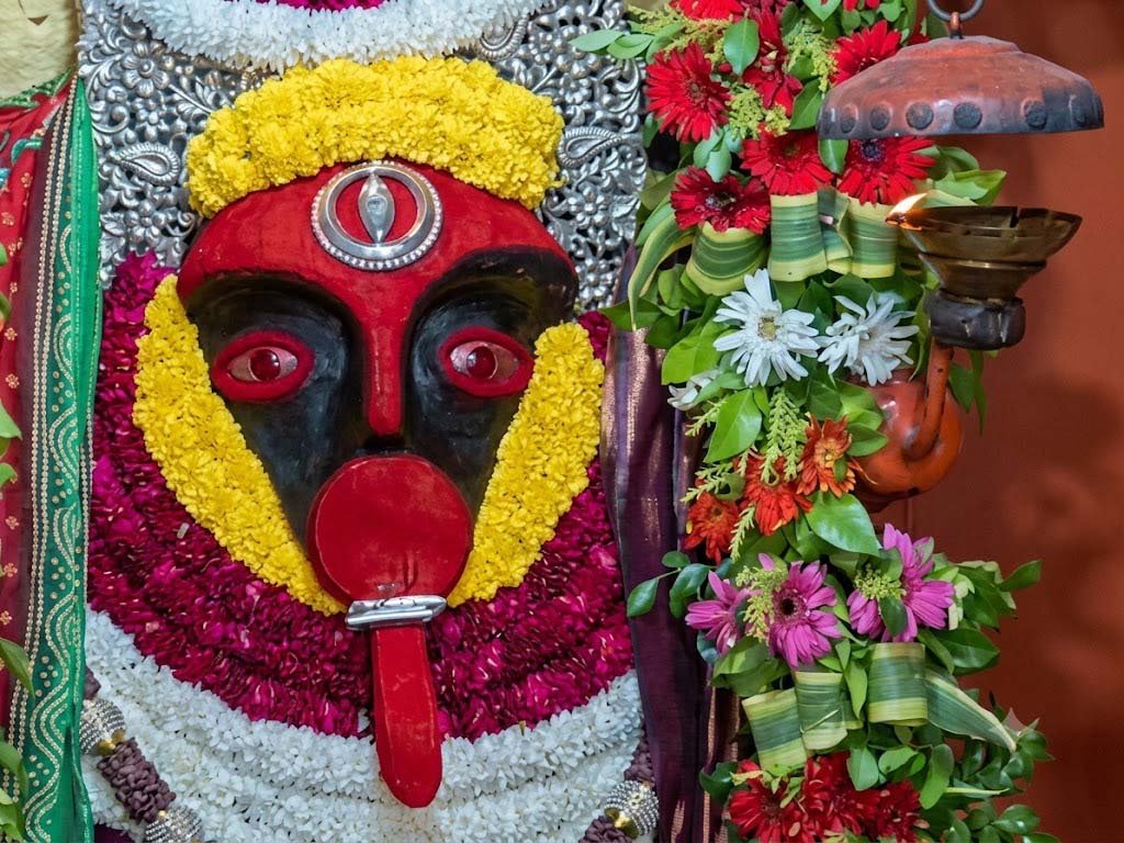 शारदीय नवरात्रि के सातवें दिन काशी में मां कालरात्रि के दर्शन को उमड़ी भीड़, भोर से मंदिर में लगी कतारें