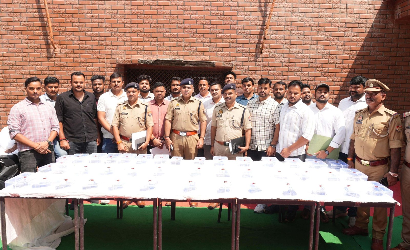 गाजीपुर में हथियारों की बड़ी खेप पकड़ी गई, 3 युवक गिरफ्तार; 18 पिस्टल और 19 तमंचे बरामद