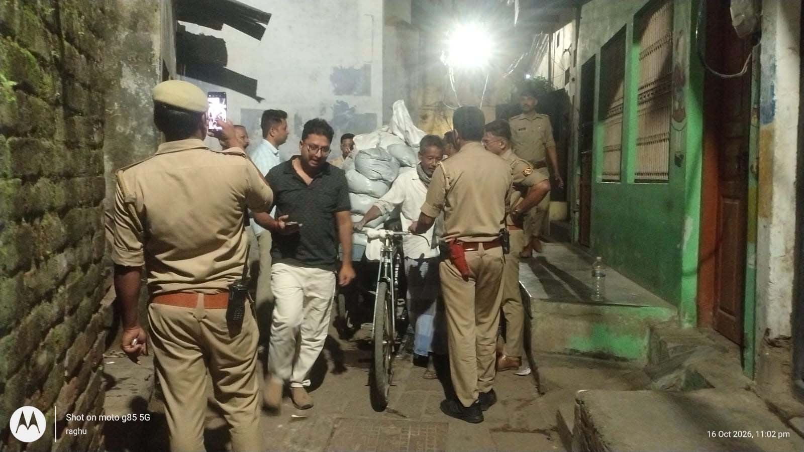 वाराणसी में अवैध पटाखों के कारोबार पर पुलिस का शिकंजा, दो आरोपी गिरफ्तार; 30 कुंतल के करीब पटाखे और कच्चा माल बरामद