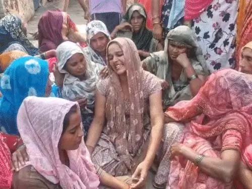 ग्रेटर नोएडा में एक ही परिवार के पांच लोगों की मौत, घर में मिले पति-पत्नी और तीन बच्चों के शव