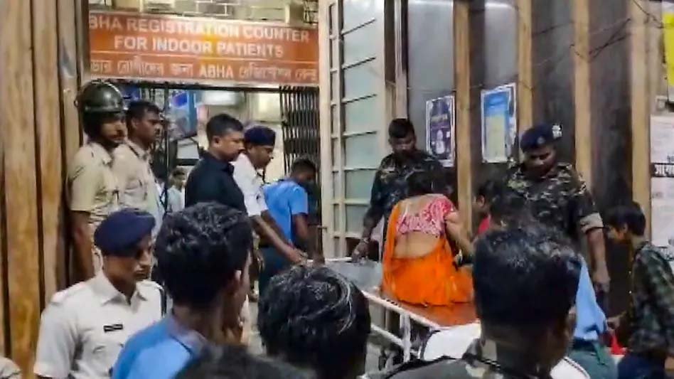 Kolkata Durga Puja Stampede: चोरबागान पंडाल में भगदड़ से 19 की मौत, 25 घायल; पूजा कमेटी के 7 लोग गिरफ्तार